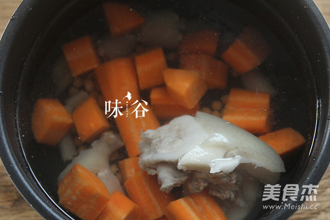 黄豆猪尾汤的做法