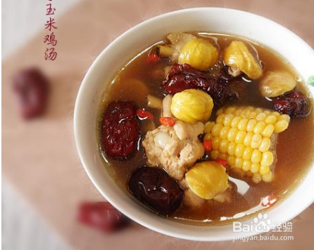 <b>红枣玉栗枸杞煲鸡汤的做法</b>
