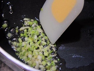 香菇滑鸡煲仔饭怎么做？