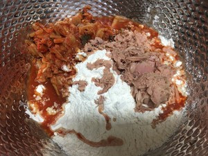 金枪鱼泡菜饼的做法
