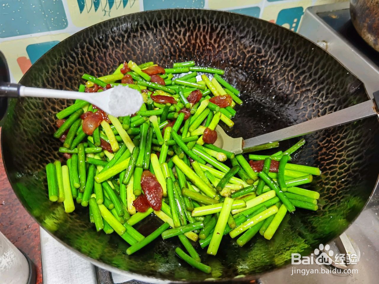 腊肠炒蒜苔的做法
