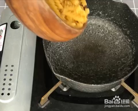 美味无比的奶油菌菇培根螺旋意面