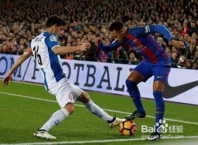 踢足球怎样彩虹过人