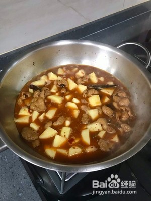 土豆烧肥肠的做法