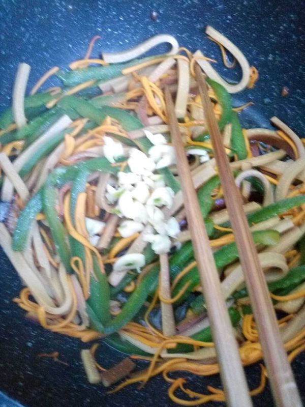 青椒虫草花炒鸡蛋干