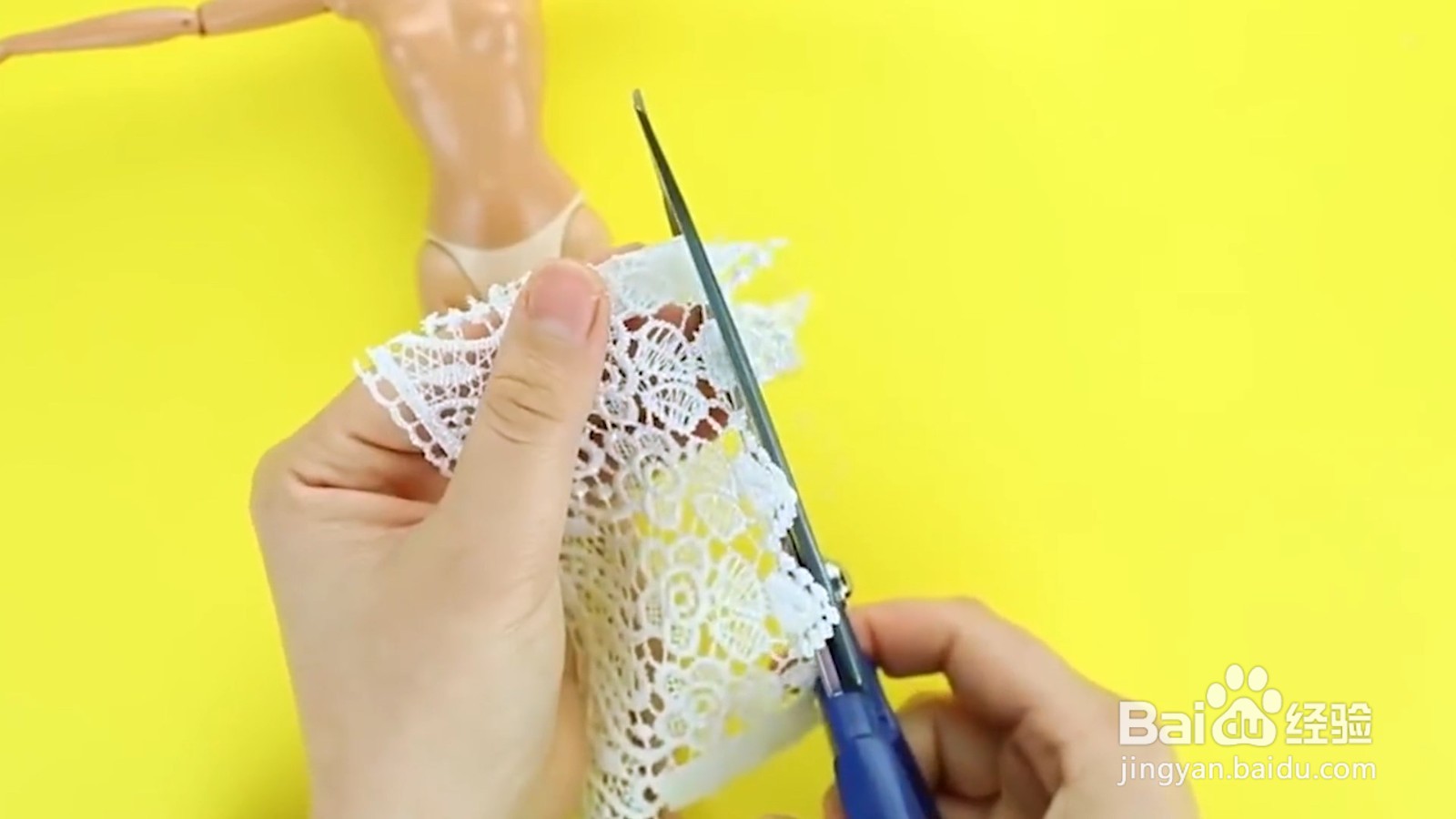 怎么给芭比娃娃制作蕾丝镂空上衣