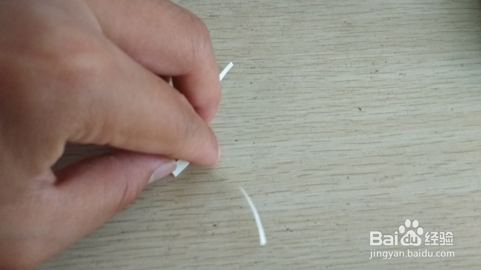 如何用一个细长的长方形硬卡纸做简易的手机支架