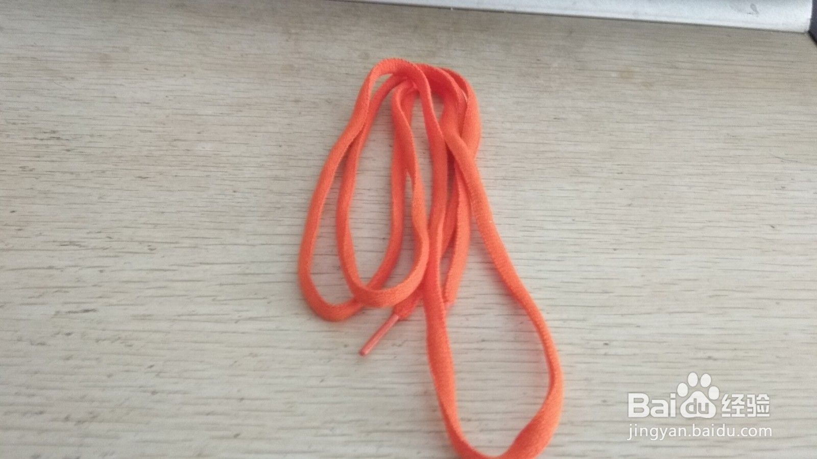 如何用一个鞋带做简易的中性笔的支架