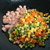 超诱人的火腿玉米胡萝卜豌豆丁