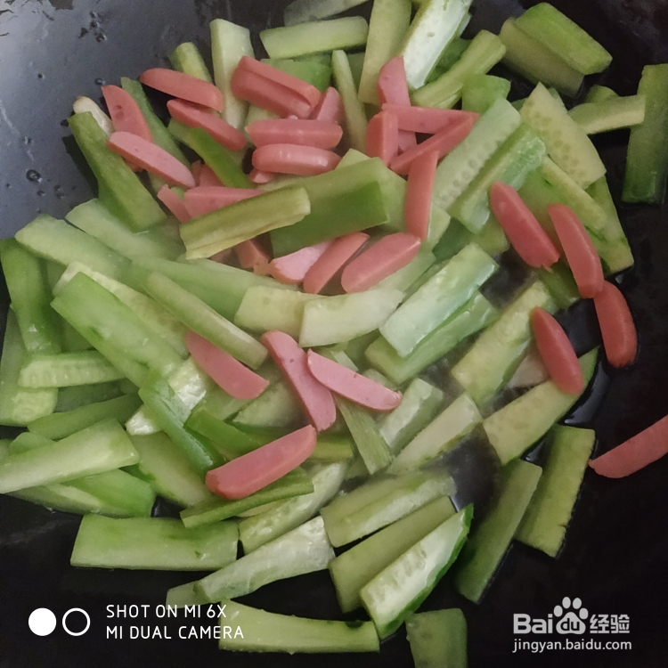 让人直流口水的烤肠炒黄瓜