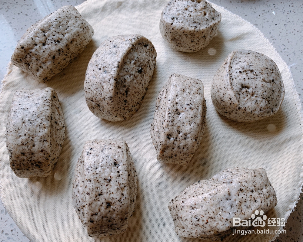 香浓的黑芝麻牛奶馒头