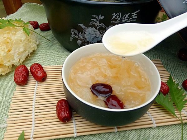 砂锅银耳红枣汤