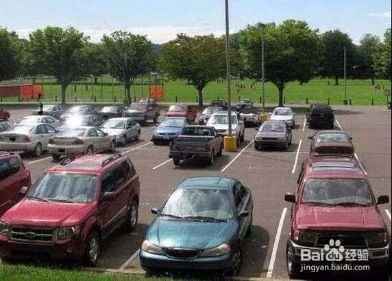 停车时倒车入库好，还是车头“扎”进去好？