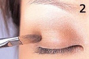 眼部浮肿深色眼影步骤