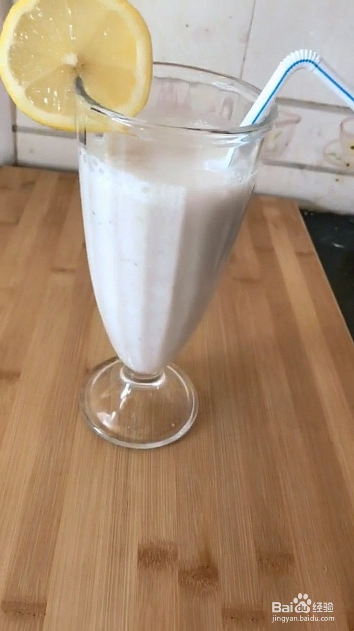 如何制作香蕉奶昔？