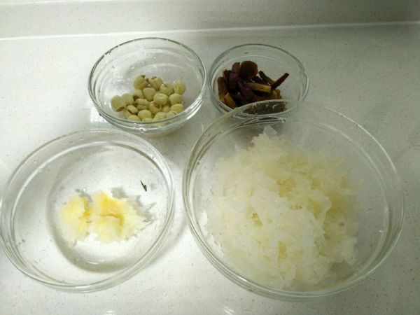 红枣莲子银耳羹