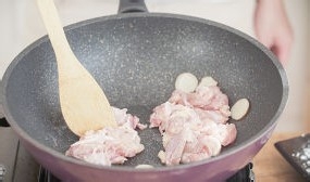 菌菇沙姜鸡的做法