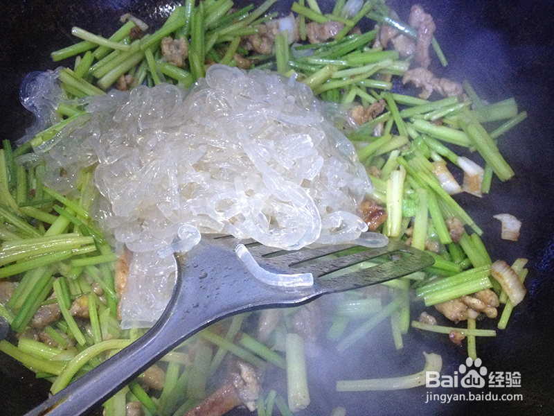 芹菜粉条炒肉丝的做法