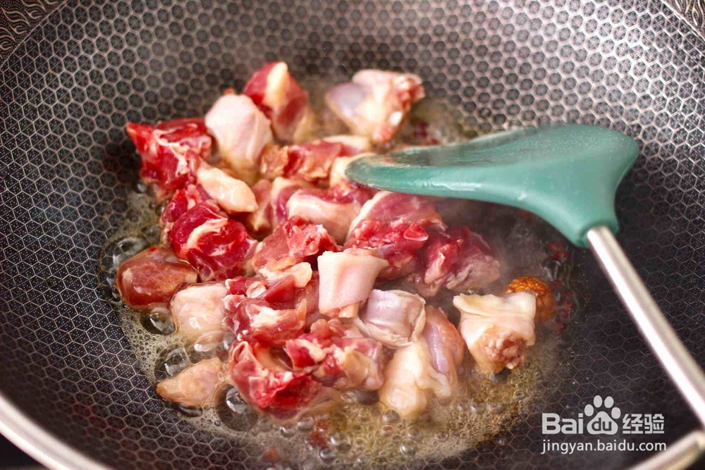 怎么做萝卜双椒啤酒炖鸭