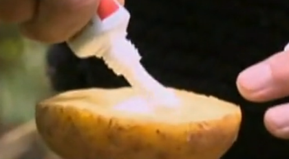 在野外如何用土豆加盐发电生火