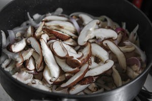 怎么做美味的酱香香菇鸡肉焖饭