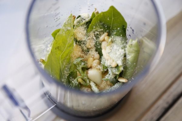 生火腿蜜瓜佐青酱面包片