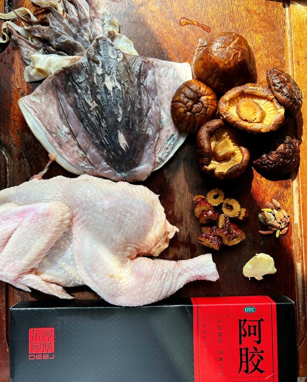 阿胶墨鱼土鸡汤