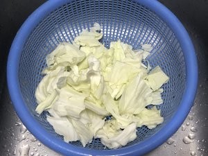 加了洋葱、油豆腐、高丽菜的味噌汤
