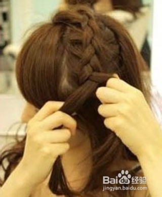 上班族美女如何快速打造韩式盘发造型