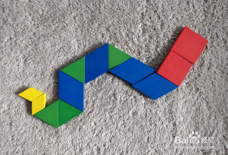 用蒙氏积木怎样拼一条吐芯子的蛇？