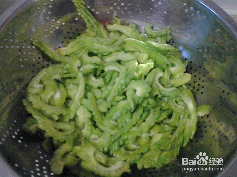 怎么做健康菜肴——苦瓜炒黑木耳