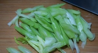 北京风味-香肠炒芹菜