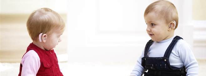 为什么初戴助听器时听验配师说话更清楚更容易？