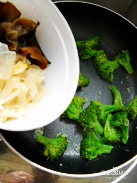 兰花双耳炒蛋的做法