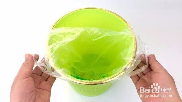 把饮料瓶盖粘在垃圾桶上，解决了不少家庭的难题