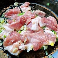五花肉辣白菜炒土豆片