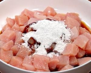 家常小炒菜鸡肉炒口蘑怎么做？