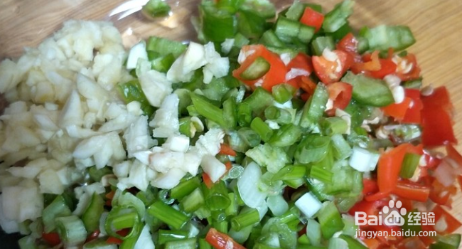 下酒神器凉拌皮蛋的做法。