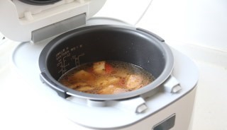 五花肉芋头焖饭的做法