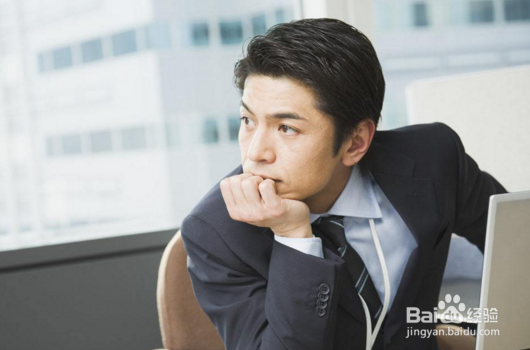 尴尬！第一天上班的菜鸟，撞见上司和女秘书偷情