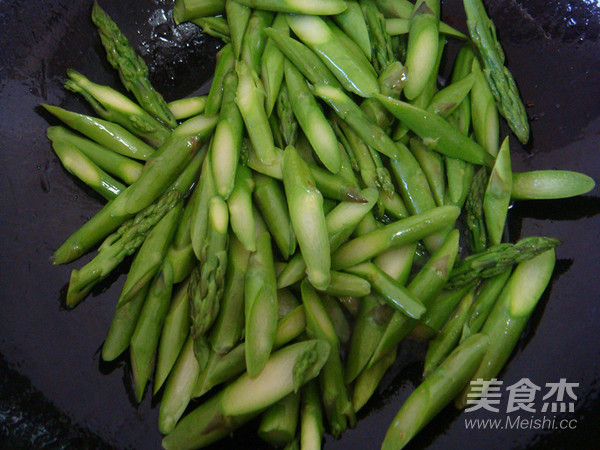 芦笋炒虾仁的做法