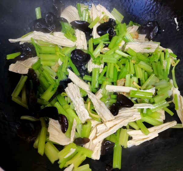 减脂素菜腐竹芹菜