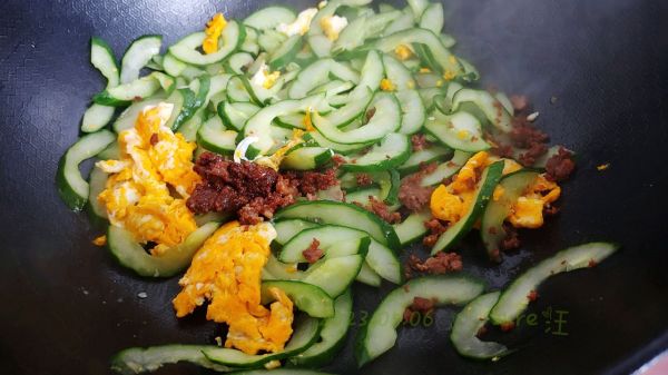 蒜辣肉酱黄瓜蛋