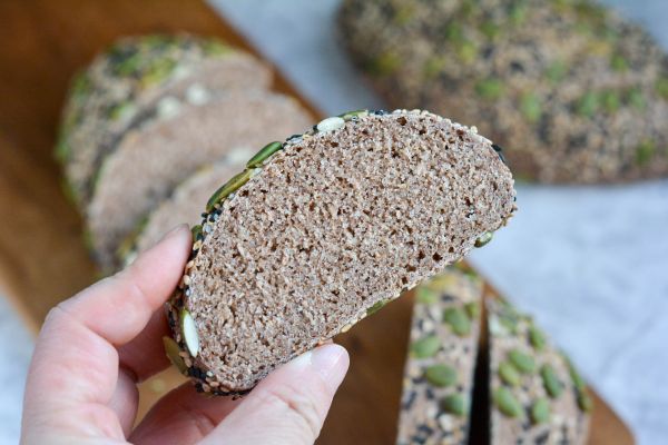 黑全麦瓜籽面包