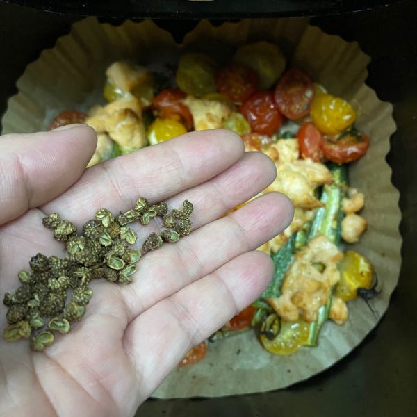 青花椒盐风味三文鱼蔬菜沙拉空气炸