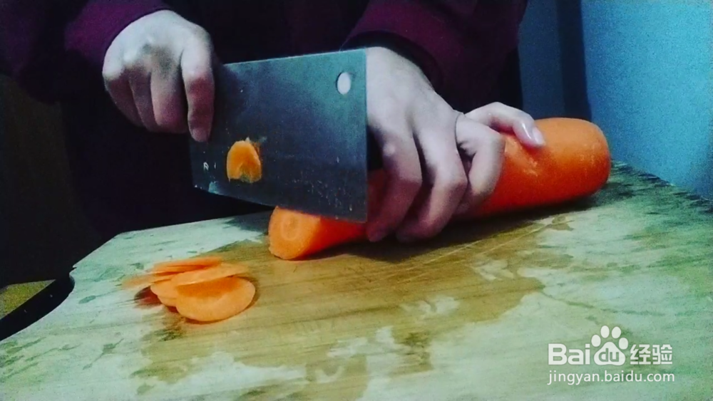 <b>胡萝卜炒五花肉的简单做法</b>