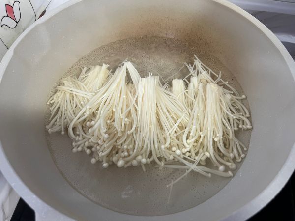 凉拌黄瓜金针菇