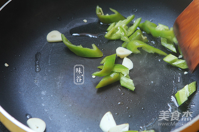 南瓜花炒蛋的做法