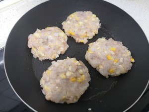 玉米虾饼制作过程