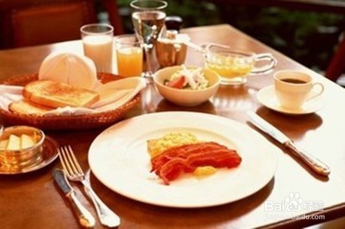 吃西餐饮酒应搭配食用什么食物最好?